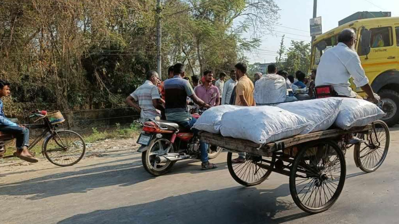 রাজশাহীতে ট্রাকের সঙ্গে অ্যাম্বুলেন্সের সংঘর্ষ, ৩ জন নিহত