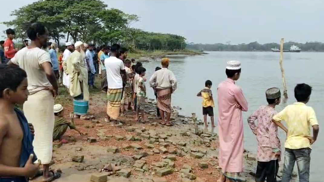 ঝালকাঠিতে লঞ্চের ধাক্কায় নৌকাডুবি, শিশু নিখোঁজ