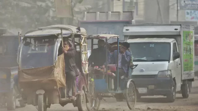 ঢাকার বাতাস ‘অস্বাস্থ্যকর’, বায়ুদূষণের শীর্ষে দিল্লি