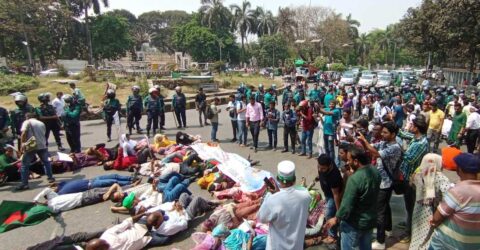 যমুনায় যেতে পুলিশের বাধা, সড়কে শুয়ে পড়েছেন শিক্ষকরা