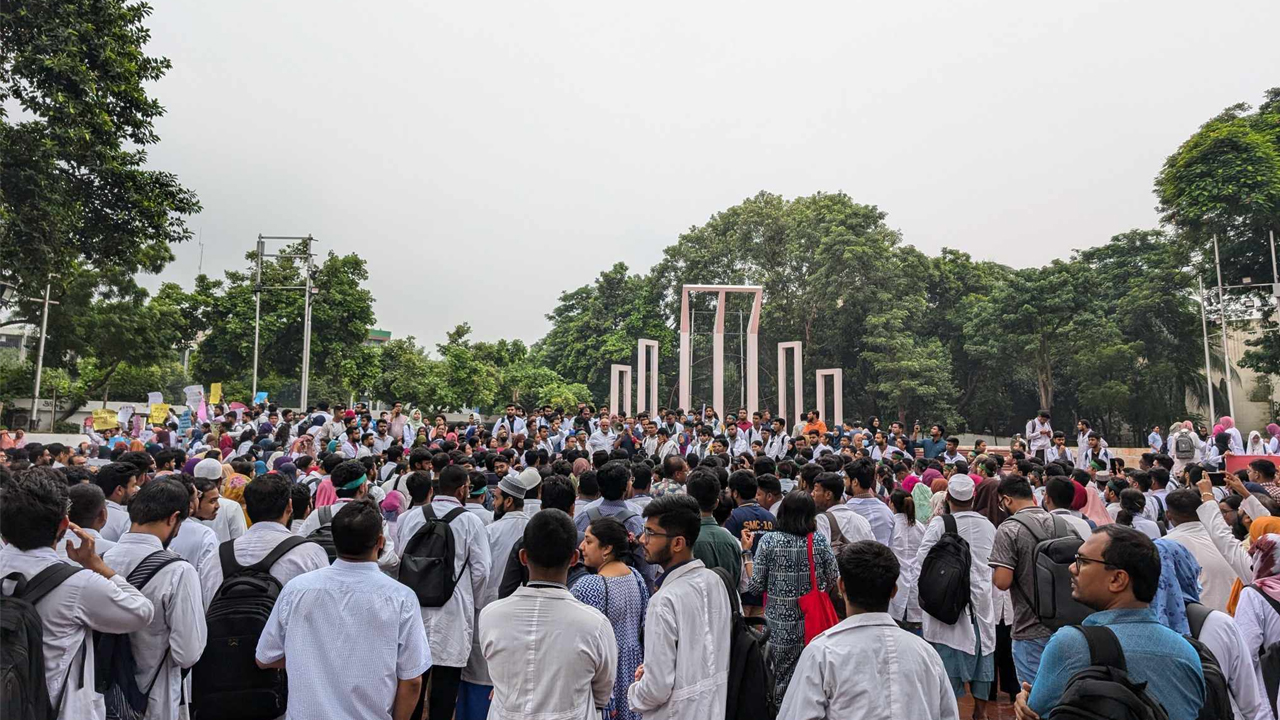 শহীদ মিনারে চিকিৎসকরা, রায় শুনে পরবর্তী কর্মসূচি