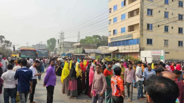 সড়ক দুর্ঘটনায় শ্রমিক নিহত, ঢাকা-ময়মনসিংহ মহাসড়ক অবরোধ