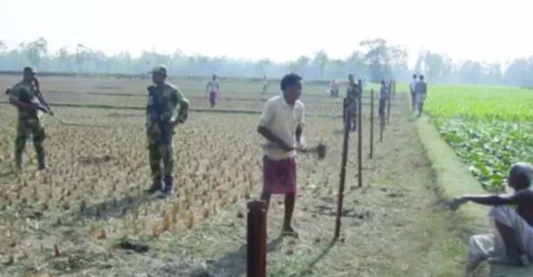 গভীররাতে ফের সীমান্তে কাঁটাতারের বেড়া বিএসএফের, বাধা বিজিবির