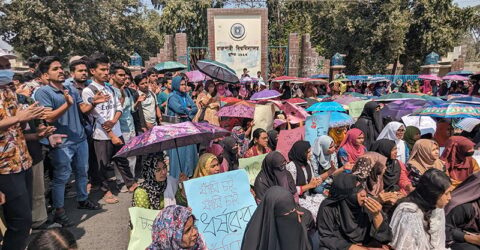 ক্লাস-পরীক্ষা বর্জন করে রাবি শিক্ষার্থীদের সড়ক অবরোধ