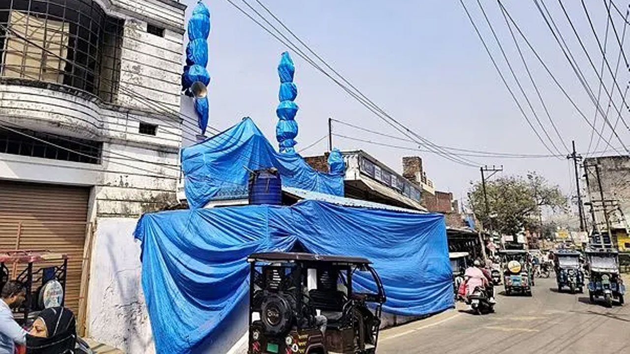 ভারতে হোলির আগে ঢেকে দেওয়া হচ্ছে ১০টি মসজিদ