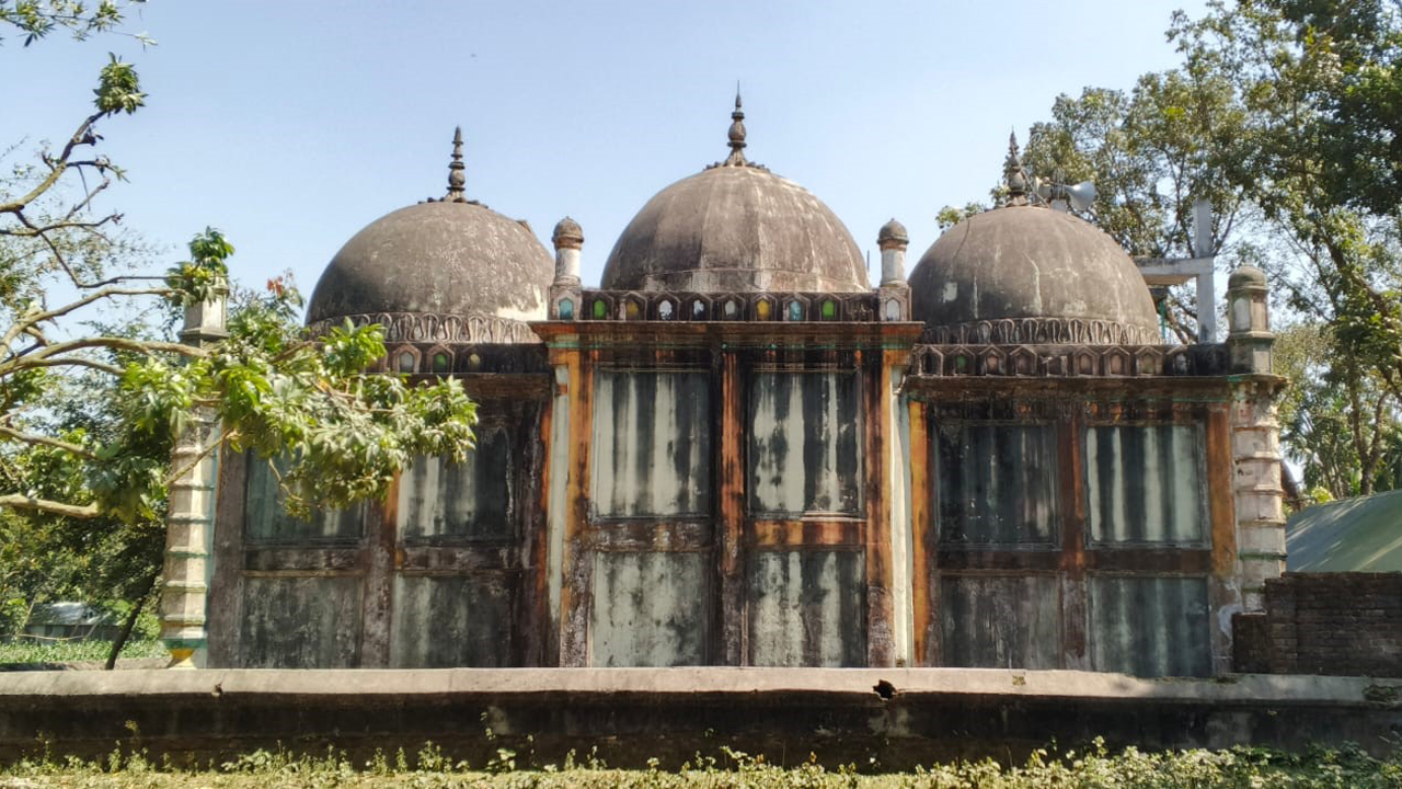 হারিয়ে যাওয়ার পথে ৪০০ বছরের মোঘল আমলের মসজিদ