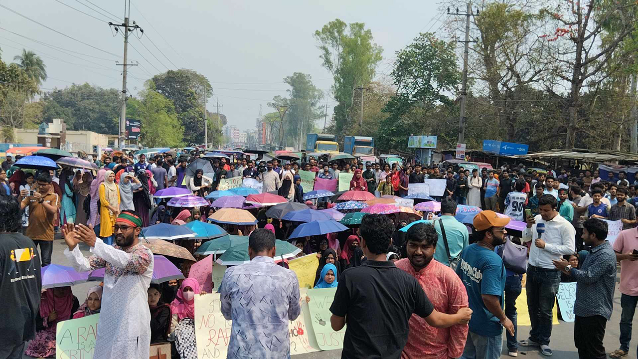 ধর্ষণকাণ্ডে দ্বিতীয় দিনের মতো মহাসড়ক অবরোধ রাবি শিক্ষার্থীদের