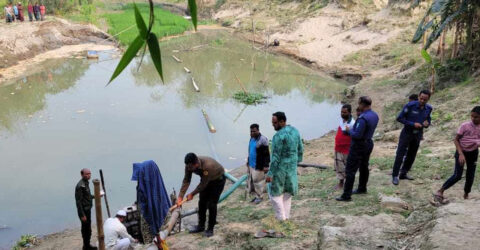 অবৈধভাবে বালু উত্তোলন, দুটি ড্রেজার মেশিন ধ্বংস ক‌রল প্রশাসন