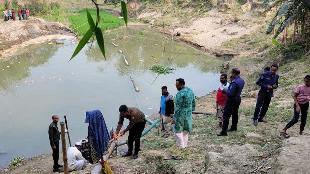 অবৈধভাবে বালু উত্তোলন, দুটি ড্রেজার মেশিন ধ্বংস ক‌রল প্রশাসন